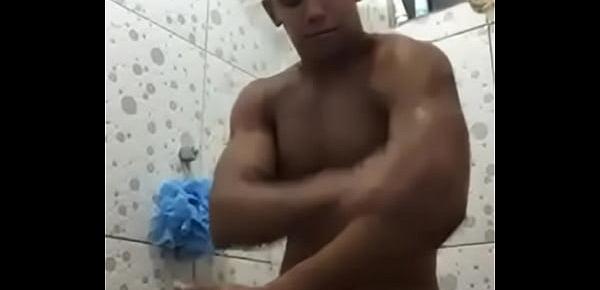  homem gostoso tomando banho em banheiro com rola grossa dura